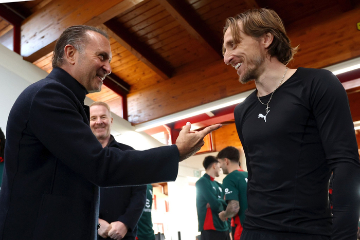 米兰老板卡尔迪纳莱今日视察米兰内洛和总部