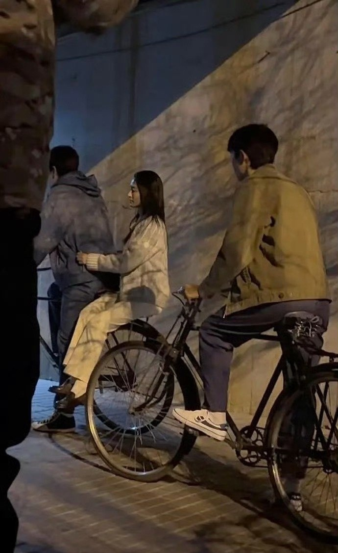 胡歌李沁《人间有味》骑车路透曝光
