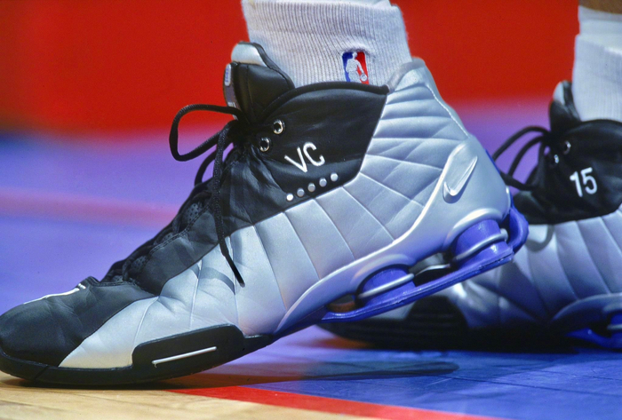 库里热身穿昂跑比赛换安踏，两双球鞋引关注