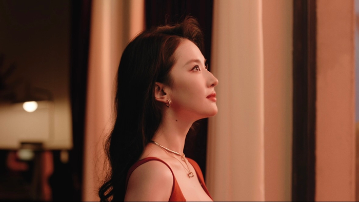 刘亦菲佩戴宝格丽珠宝亮相，红裙优雅映衬节日氛围