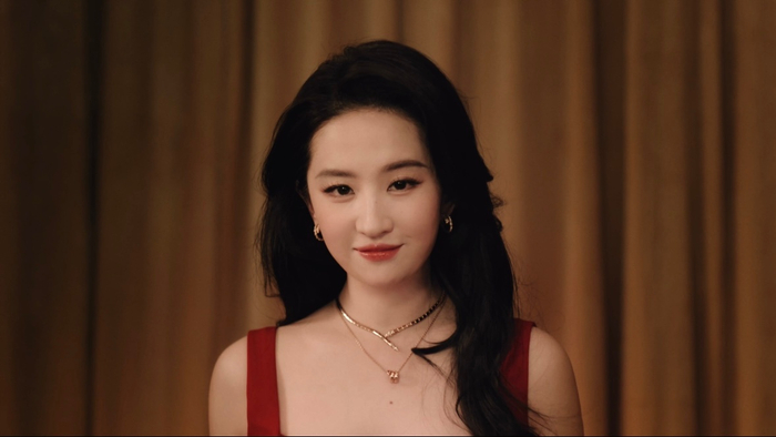 刘亦菲佩戴宝格丽珠宝亮相，红裙优雅映衬节日氛围