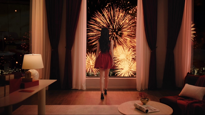 刘亦菲佩戴宝格丽珠宝亮相，红裙优雅映衬节日氛围