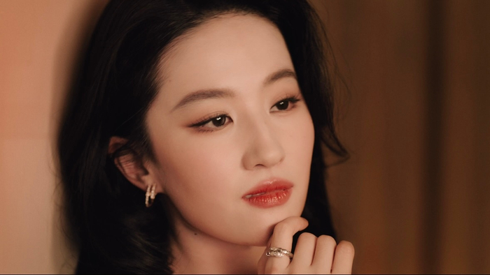 刘亦菲佩戴宝格丽珠宝亮相，红裙优雅映衬节日氛围