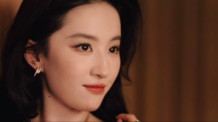 刘亦菲佩戴宝格丽珠宝亮相，红裙优雅映衬节日氛围