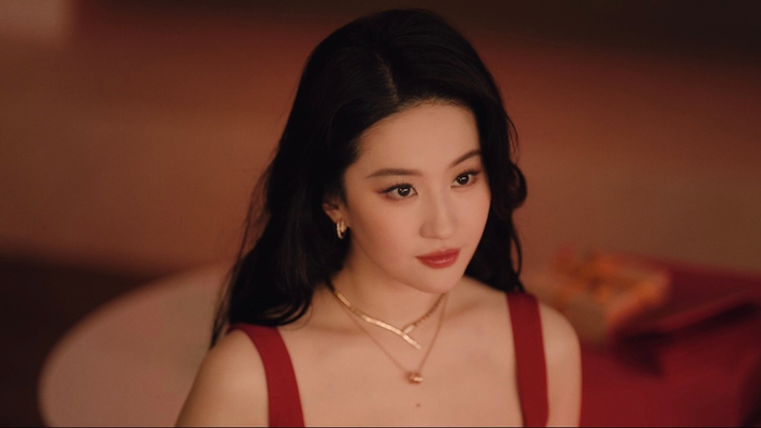 刘亦菲佩戴宝格丽珠宝亮相，红裙优雅映衬节日氛围