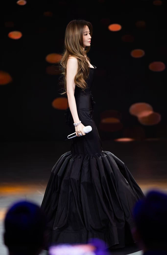 张靓颖广州车展献唱天籁演唱会，人声与音响碰撞火花