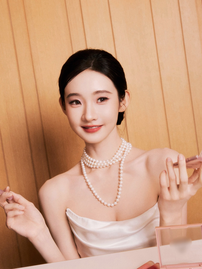 张艺凡低饱和紫调眼影展现清冷灵动反差美