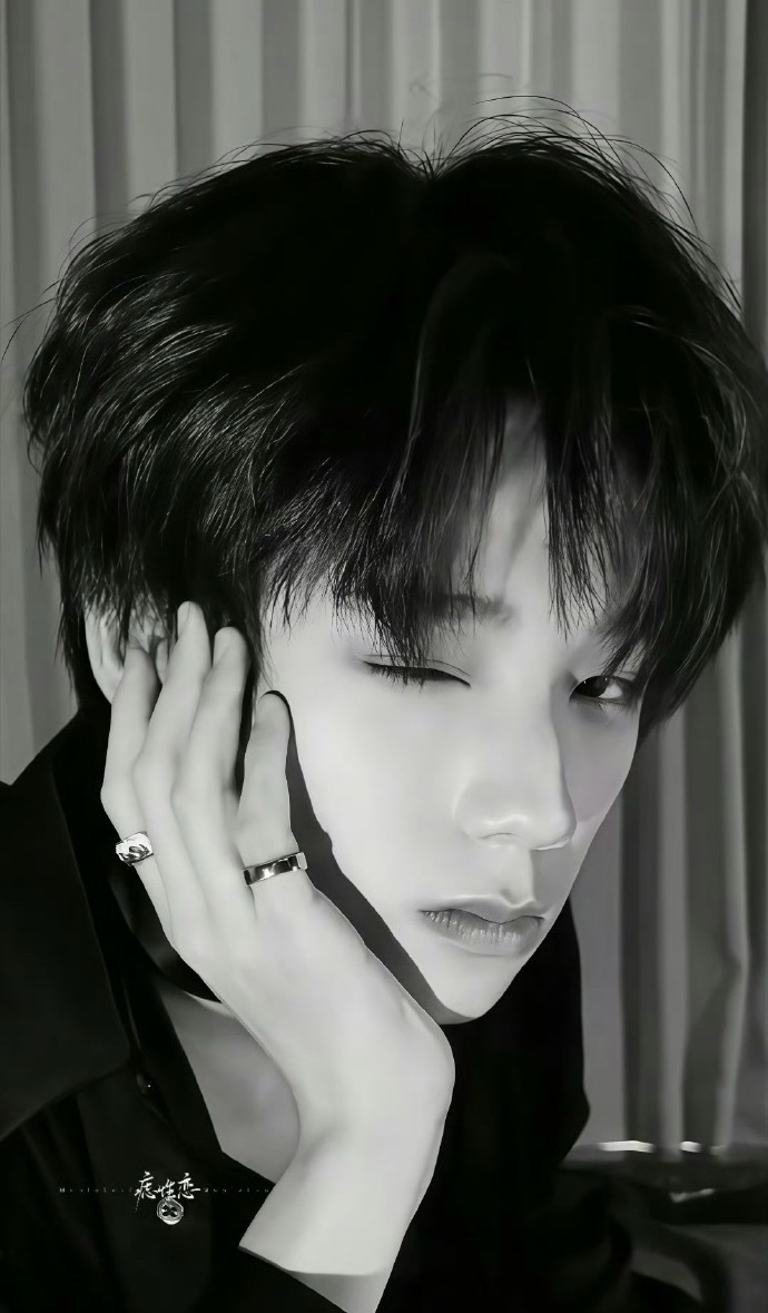 TF家族王橹杰发布wink照