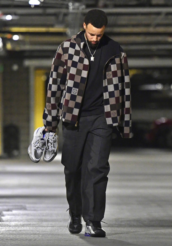 库里热身穿昂跑比赛换安踏，两双球鞋引关注