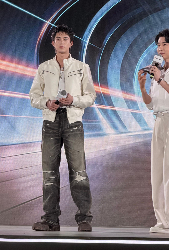 王鹤棣影视飓风雅迪现场抽粉丝合影,全程笑容满分