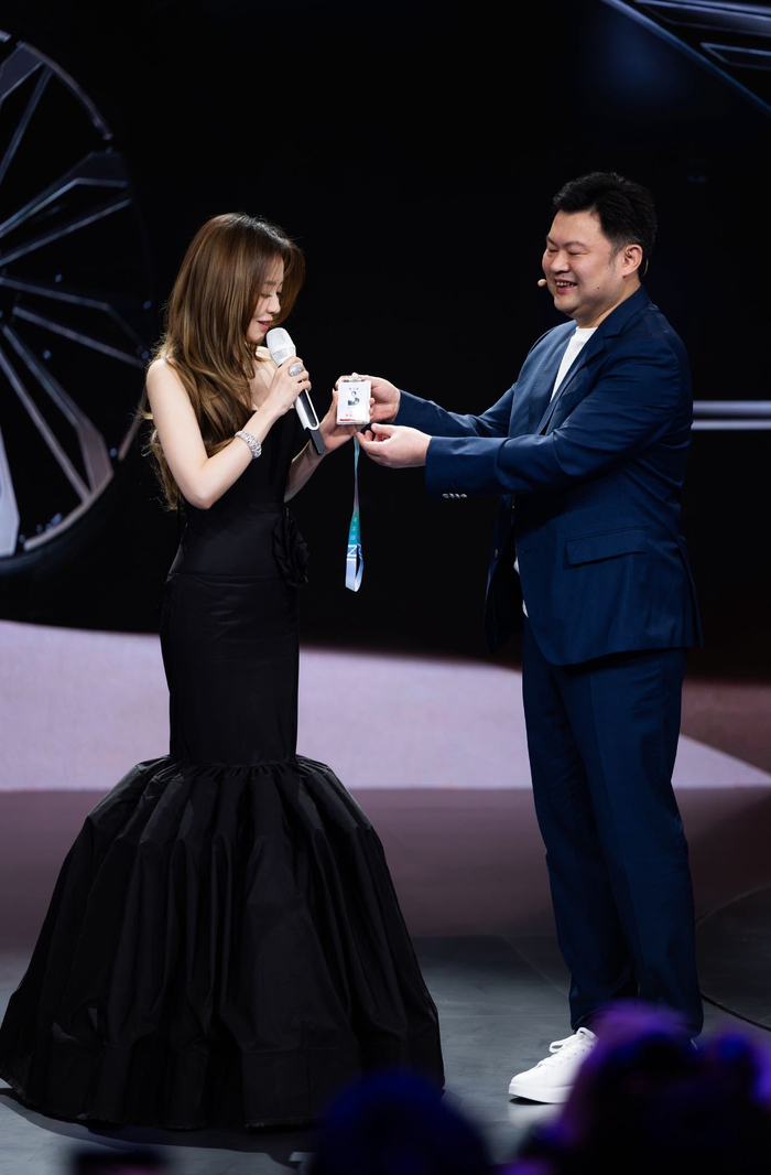 张靓颖广州车展献唱天籁演唱会，人声与音响碰撞火花