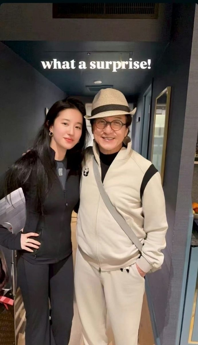 刘亦菲晒与成龙合照引回忆杀，网友猜测新合作