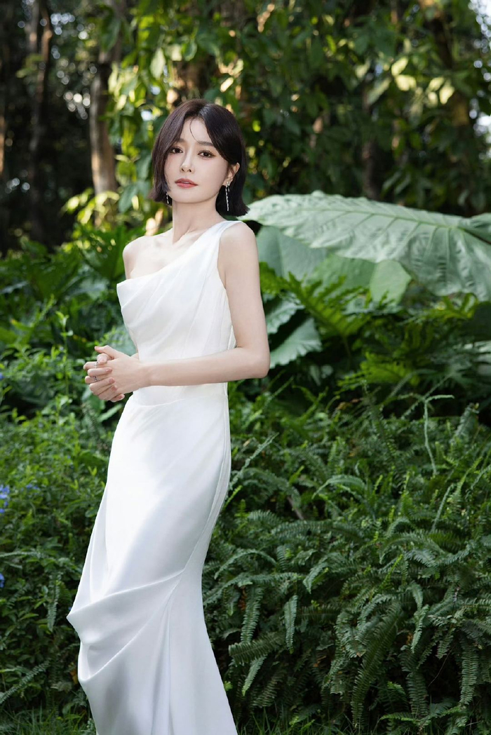 秦岚暖心补录丢失素材安慰记者