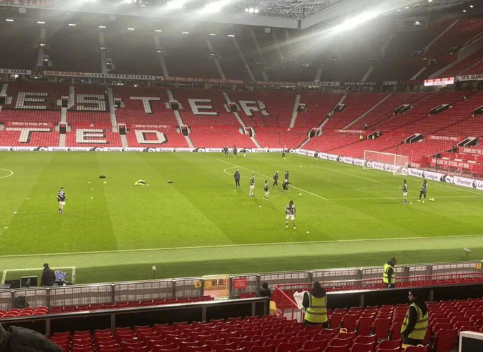 曼联替补球员赛后加练，本谢什科领衔备战