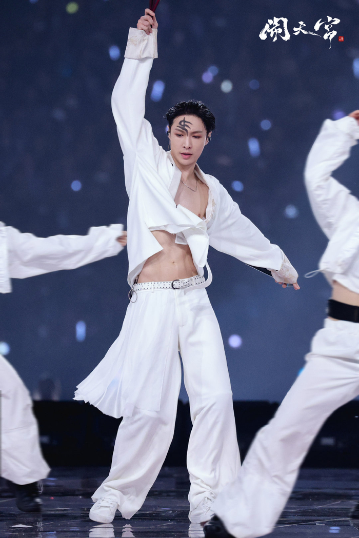 张艺兴获最具票房号召力男演员与最燃音乐现场双奖