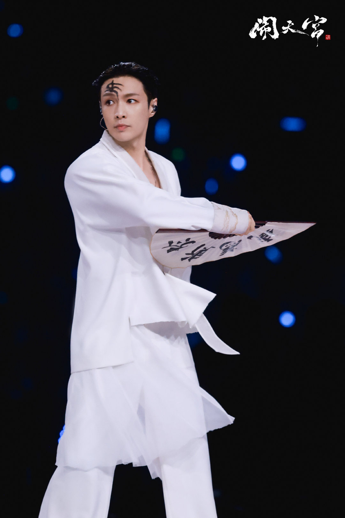 张艺兴获最具票房号召力男演员与最燃音乐现场双奖