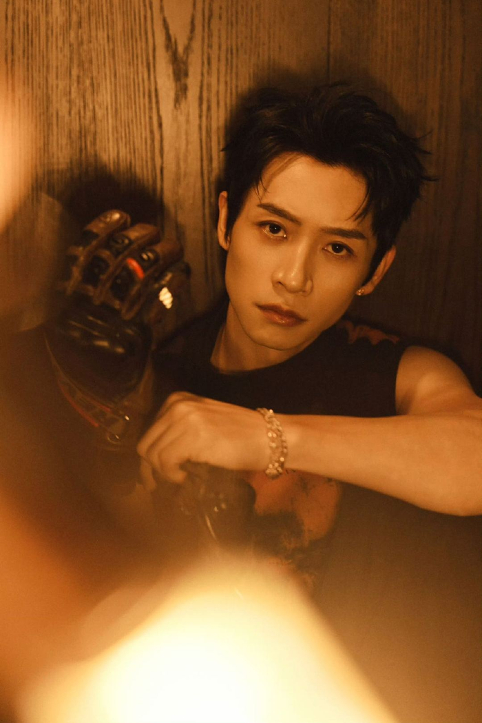 魏晨主动握手询问记者名字，看沉默的荣耀曾数次落泪