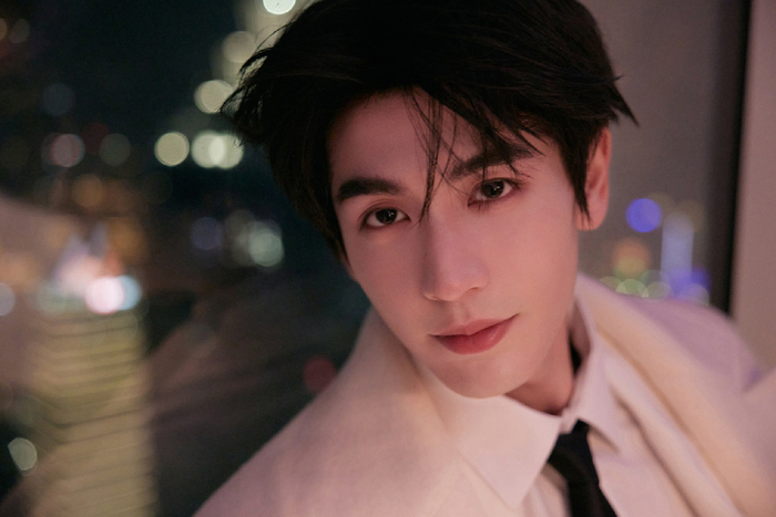 张凌赫片场化身修理师,两度解决道具故障