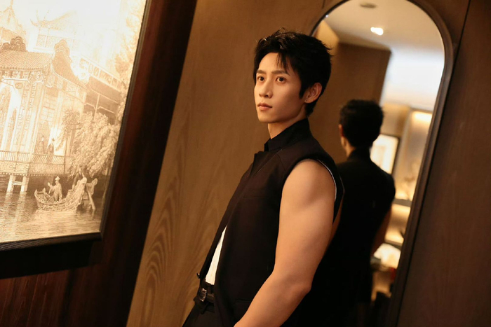 魏晨主动握手询问记者名字，看沉默的荣耀曾数次落泪