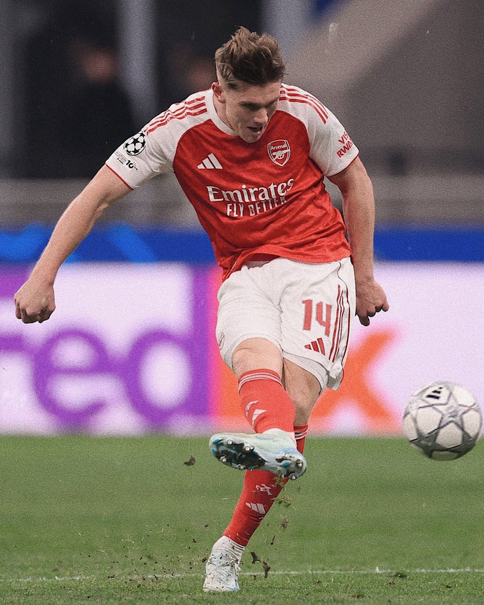 阿森纳7战全胜锁定欧冠前二，热苏斯双响吉奥克雷斯世界波