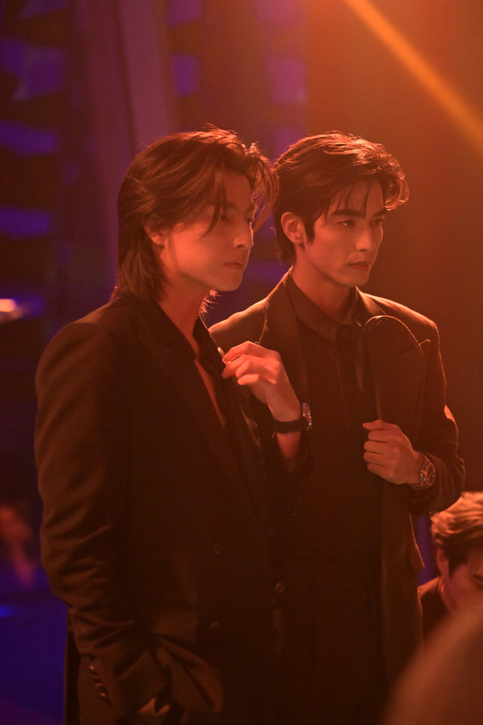 魏大勋宋威龙Gulf同框欧米茄海马活动，蓝橙腕表西装造型引关注