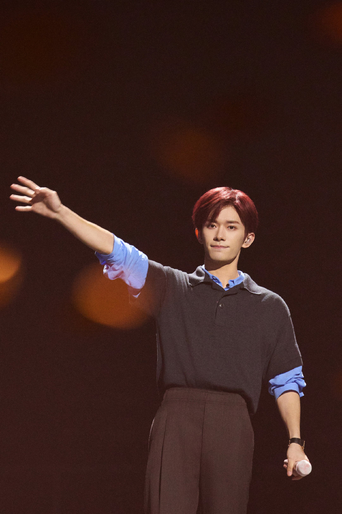 易烊千玺凌晨受访展现专业素养,记者赞其自信从容