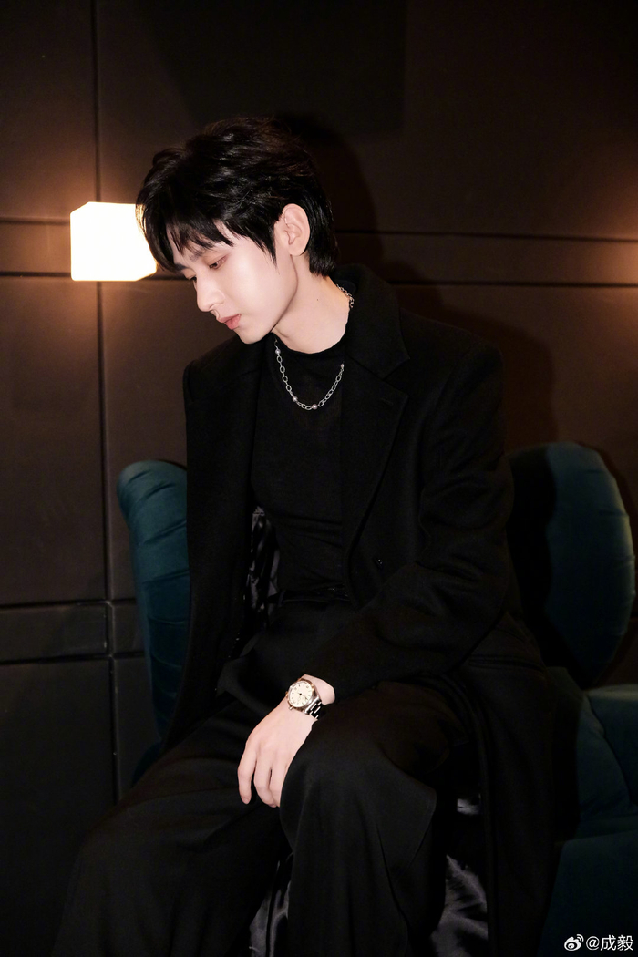 成毅发2026新年祝福，期待新作