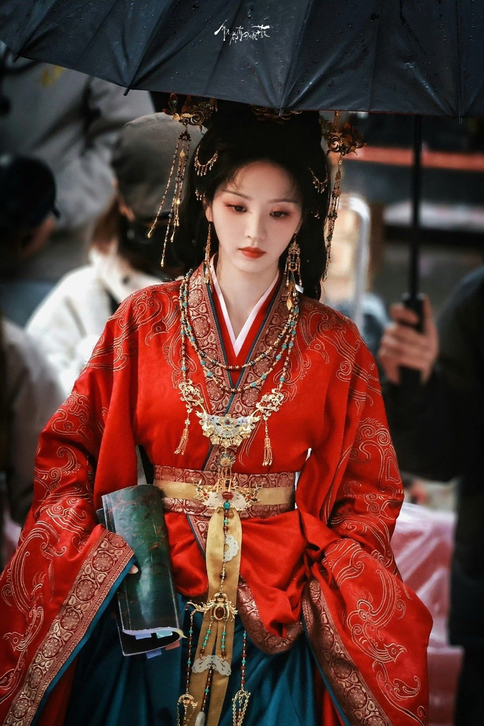 田曦薇《嫁金钗》路透曝光，红金婚服造型明艳动人