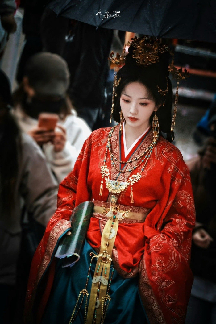 田曦薇《嫁金钗》路透曝光，红金婚服造型明艳动人