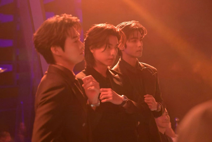 魏大勋宋威龙Gulf同框欧米茄海马活动，蓝橙腕表西装造型引关注