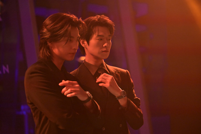 魏大勋宋威龙Gulf同框欧米茄海马活动，蓝橙腕表西装造型引关注