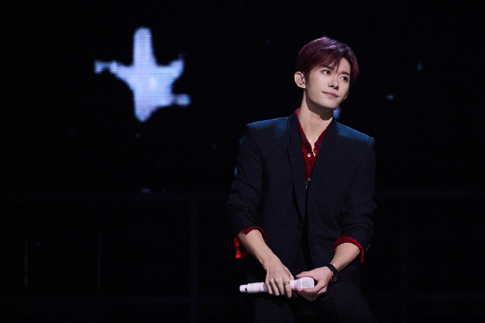 易烊千玺凌晨受访展现专业素养,记者赞其自信从容