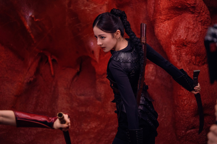 迪丽热巴2025年携邓妍聂九罗双角色亮相