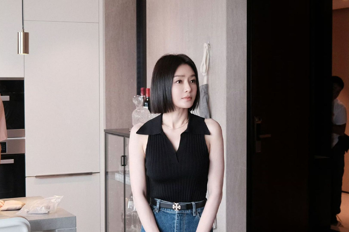 秦岚暖心补录丢失素材安慰记者