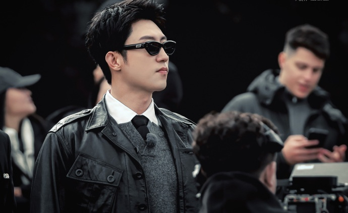 黄景瑜黑色夹克墨镜造型亮相意大利录制现在就出发3