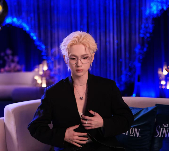 周震南亮相微博之夜展从容丰愉姿态