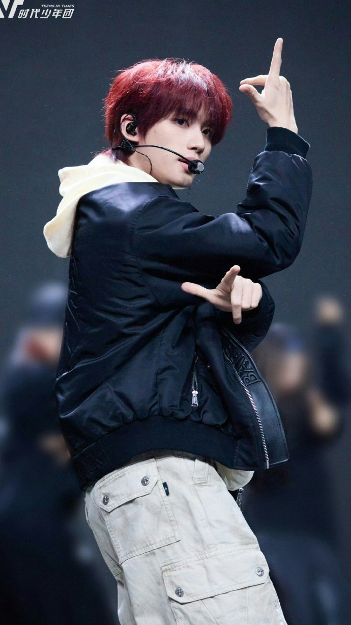 丁程鑫贵阳彩排红发造型曝光