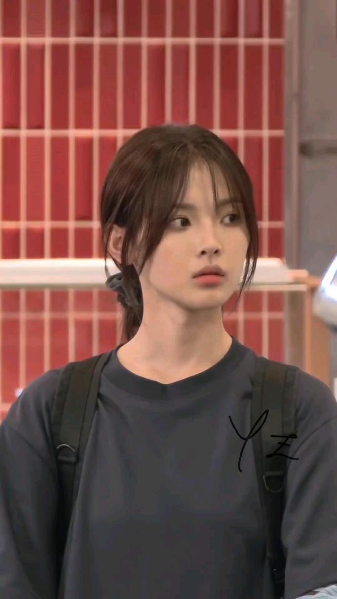 杨超越太阳雨妆造曝光，刘海丸子头演绎校园女主