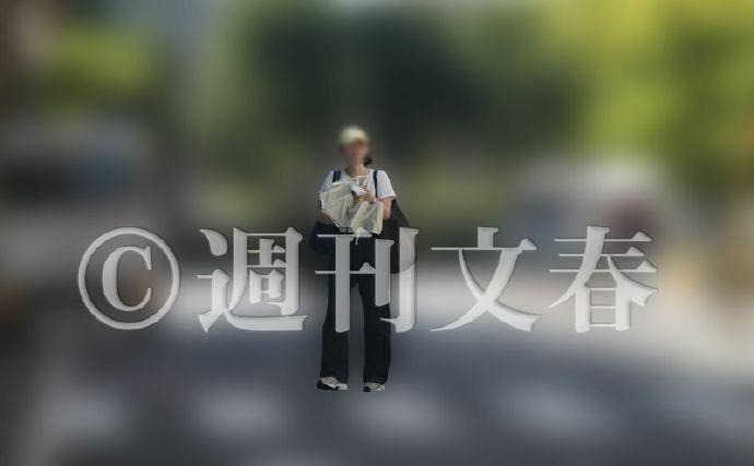 坂口健太郎承认与化妆师同居，被曝三角关系