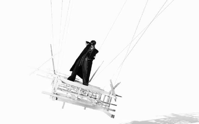 刘耀文新歌SAUCE花絮照曝光,银珠项链造型诠释机器人男友风