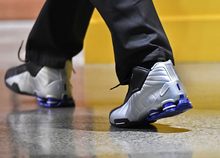 库里热身穿昂跑比赛换安踏，两双球鞋引关注