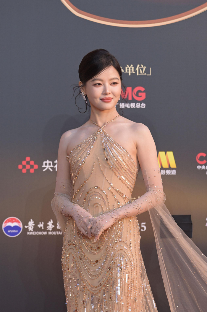 辛芷蕾鎏金挂脖裙亮相CMG红毯