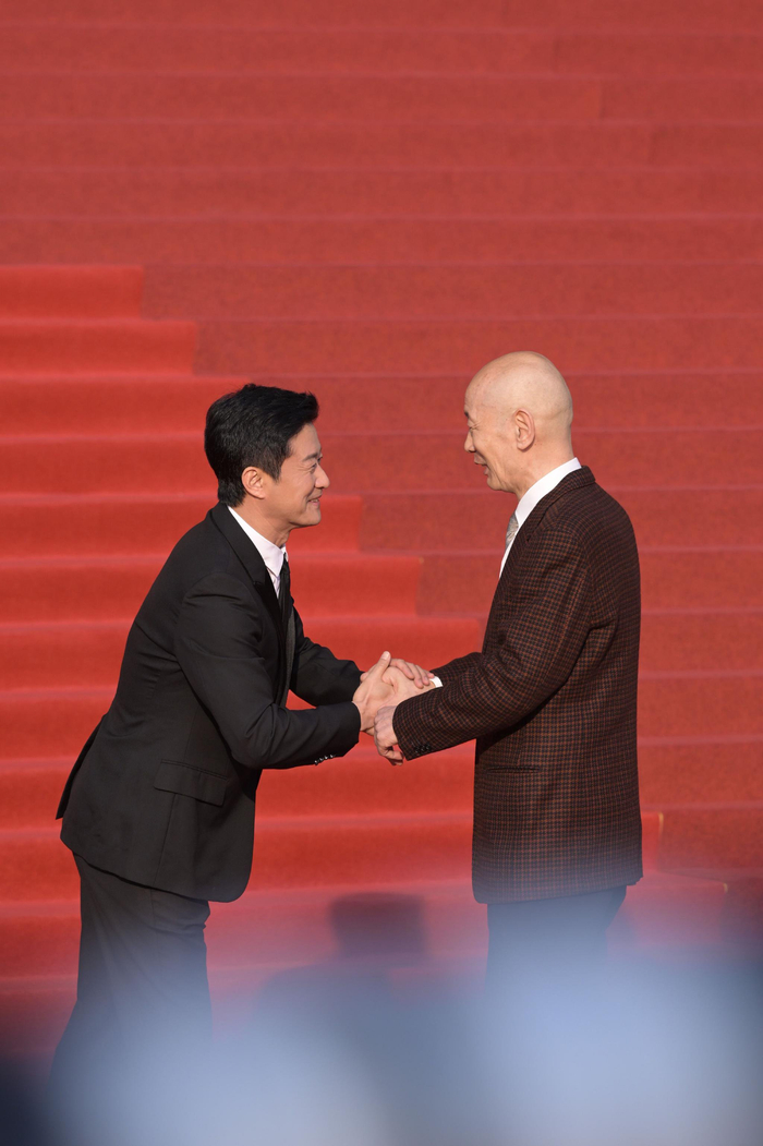 吴京葛优CMG红毯握手相拥