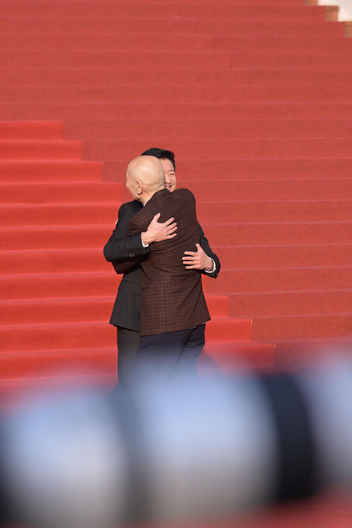 吴京葛优CMG红毯握手相拥