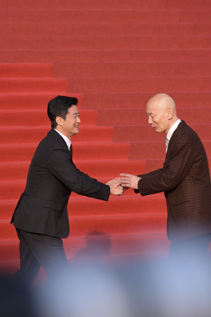 吴京葛优CMG红毯握手相拥