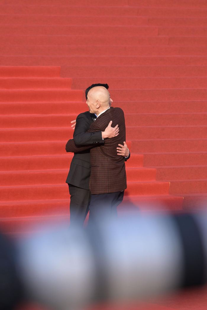 吴京葛优CMG红毯握手相拥