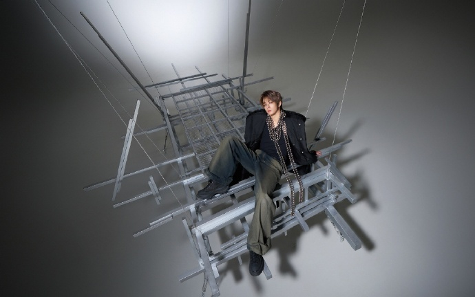 刘耀文新歌SAUCE花絮照曝光,银珠项链造型诠释机器人男友风