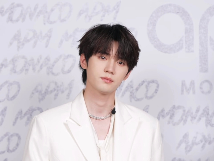 周翊然白衣造型诠释白马王子形象