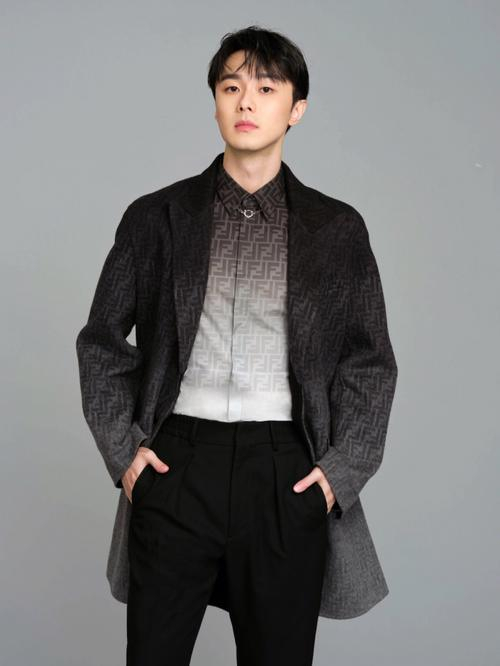 施柏宇拍戏晕倒送医后两天被偶遇约会，剧组称其被惯坏