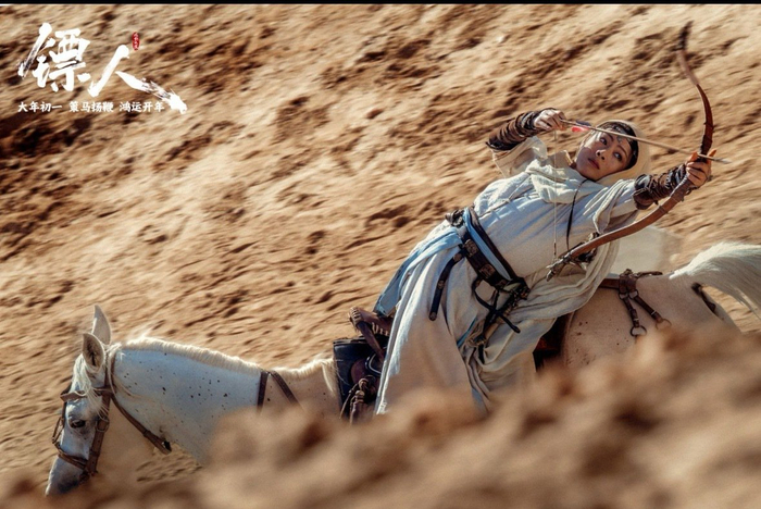 陈丽君《镖人》剧照曝光，阿育娅骑马射箭飒爽登场